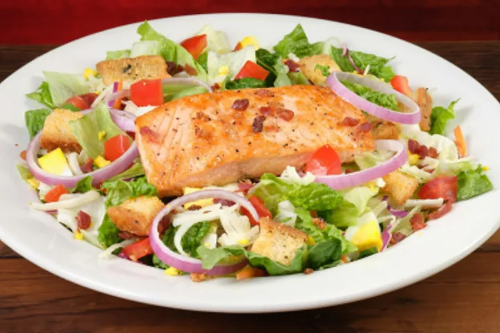 Texas Roadhouse Grilled Salmon Salad: Price & Calories